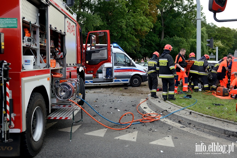 Zderzenie karetki na sygnale z osobwk. Jedna osoba nie yje, sze jest rannych, fot. 2