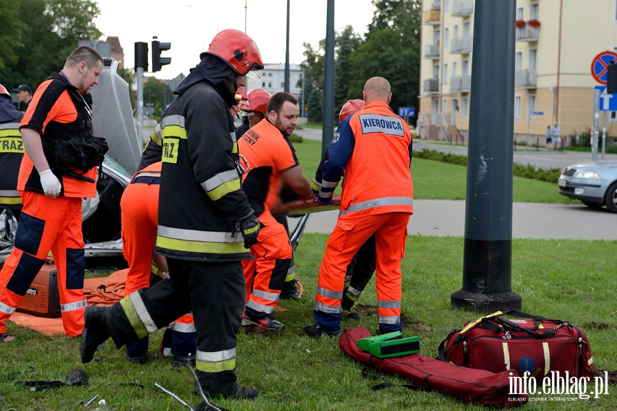 Zderzenie karetki na sygnale z osobwk. Jedna osoba nie yje, sze jest rannych, fot. 3