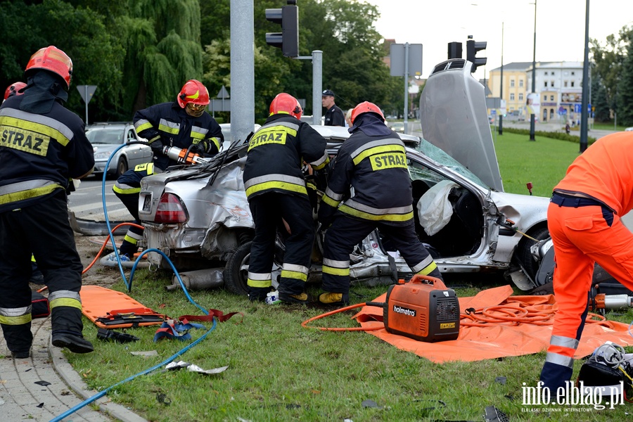 Zderzenie karetki na sygnale z osobwk. Jedna osoba nie yje, sze jest rannych, fot. 4