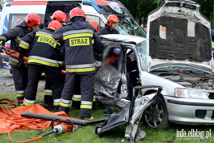 Zderzenie karetki na sygnale z osobwk. Jedna osoba nie yje, sze jest rannych, fot. 5