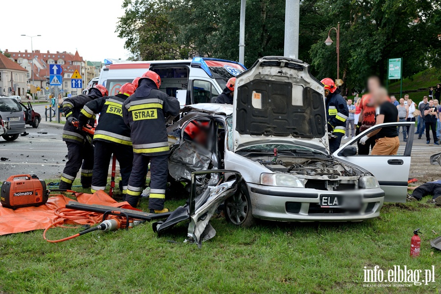 Zderzenie karetki na sygnale z osobwk. Jedna osoba nie yje, sze jest rannych, fot. 6