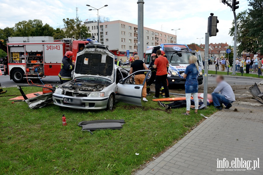 Zderzenie karetki na sygnale z osobwk. Jedna osoba nie yje, sze jest rannych, fot. 7