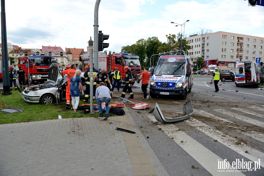 Zderzenie karetki na sygnale z osobwk. Jedna osoba nie yje, sze jest rannych, fot. 8