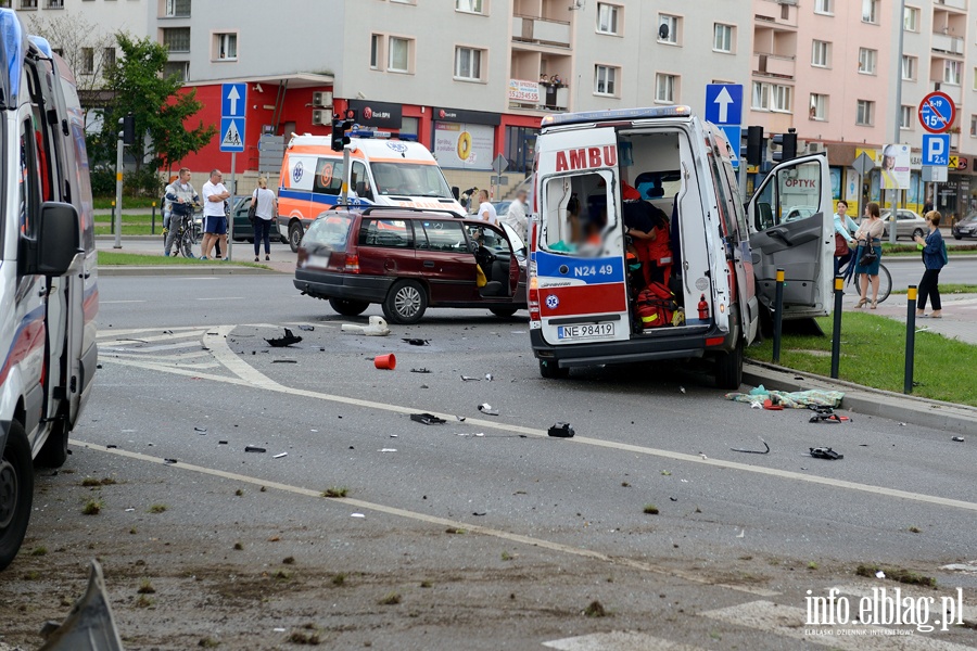 Zderzenie karetki na sygnale z osobwk. Jedna osoba nie yje, sze jest rannych, fot. 9