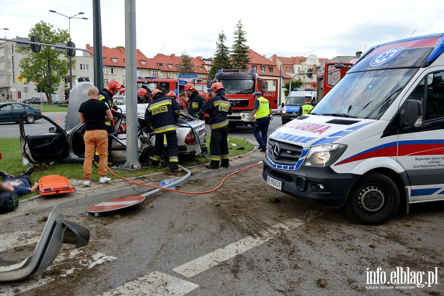 Zderzenie karetki na sygnale z osobwk. Jedna osoba nie yje, sze jest rannych, fot. 10