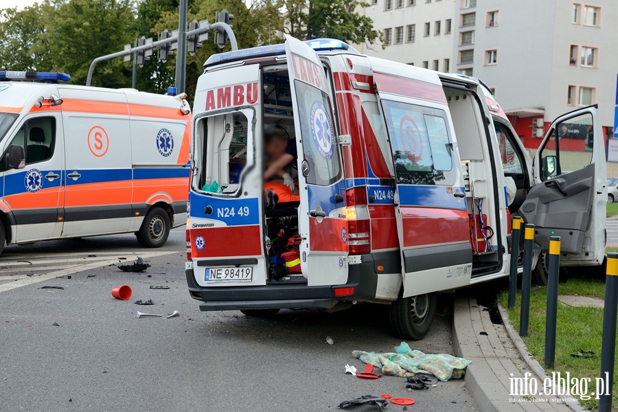 Zderzenie karetki na sygnale z osobwk. Jedna osoba nie yje, sze jest rannych, fot. 11