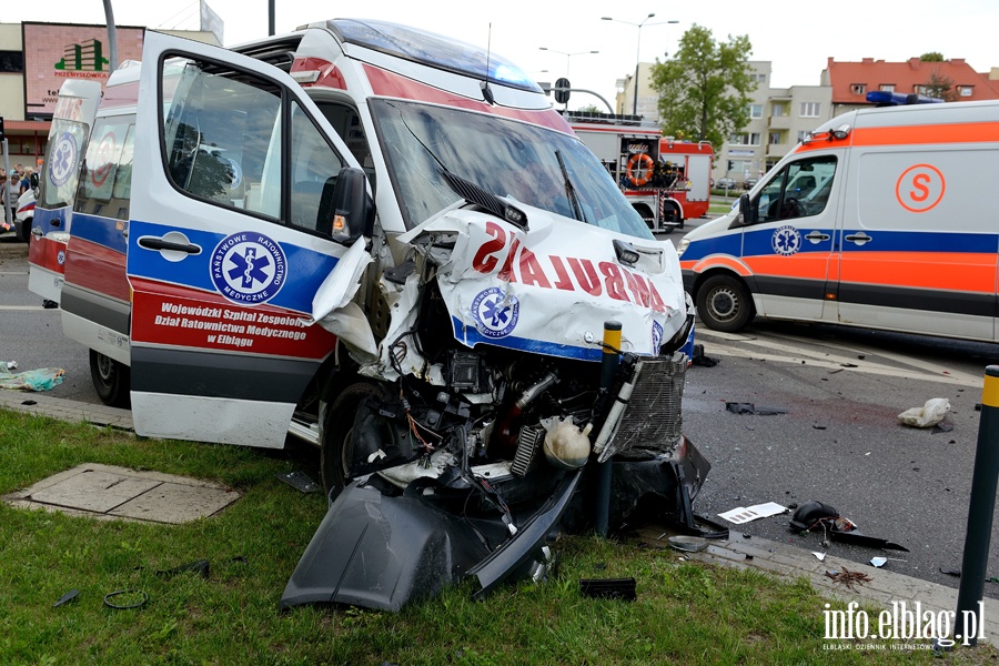 Zderzenie karetki na sygnale z osobwk. Jedna osoba nie yje, sze jest rannych, fot. 12