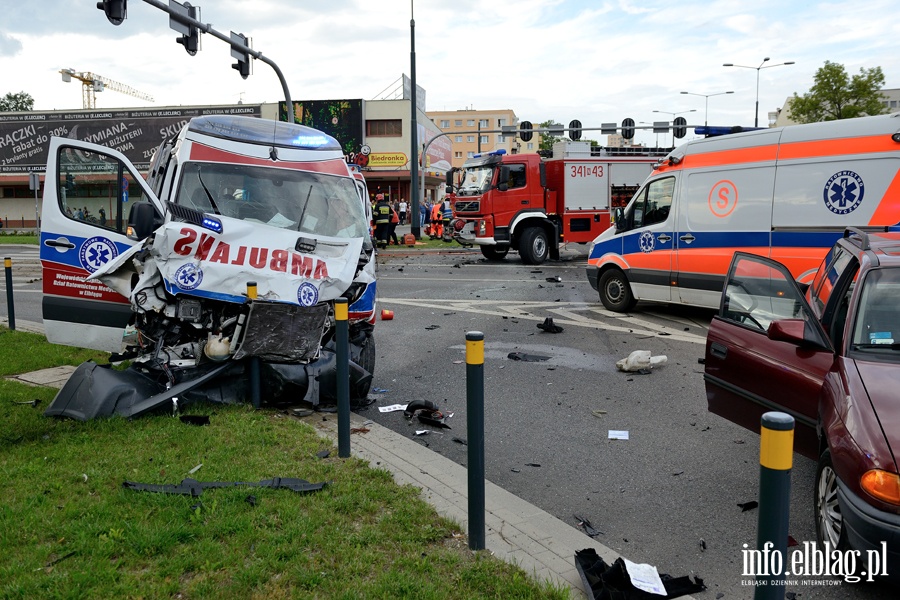 Zderzenie karetki na sygnale z osobwk. Jedna osoba nie yje, sze jest rannych, fot. 13