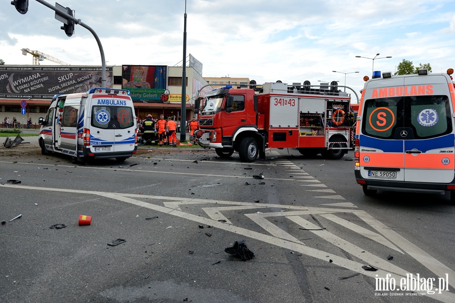 Zderzenie karetki na sygnale z osobwk. Jedna osoba nie yje, sze jest rannych, fot. 14