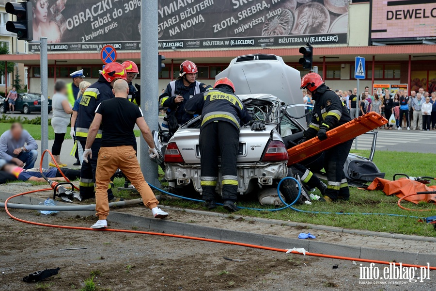 Zderzenie karetki na sygnale z osobwk. Jedna osoba nie yje, sze jest rannych, fot. 15