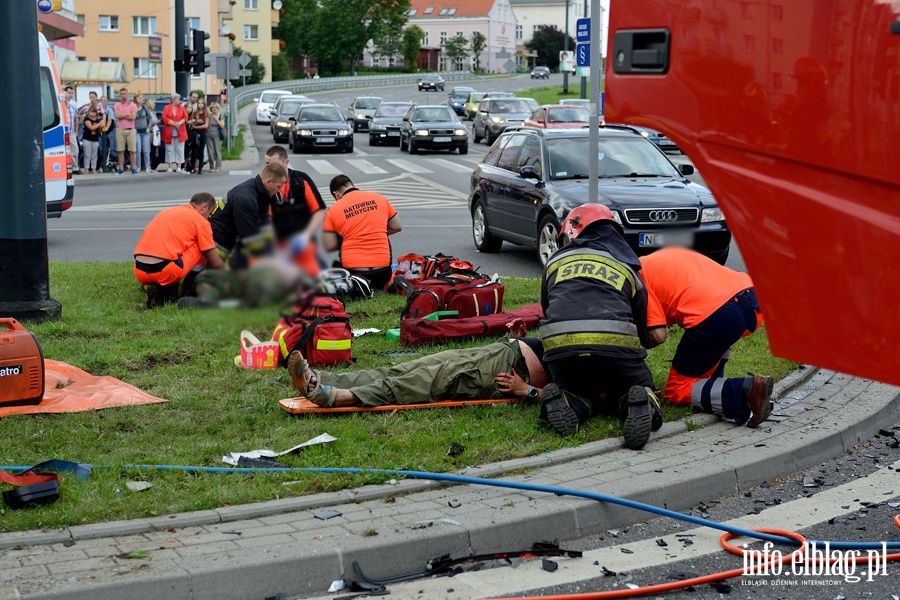 Zderzenie karetki na sygnale z osobwk. Jedna osoba nie yje, sze jest rannych, fot. 16