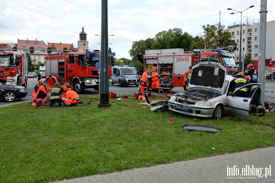 Zderzenie karetki na sygnale z osobwk. Jedna osoba nie yje, sze jest rannych, fot. 17