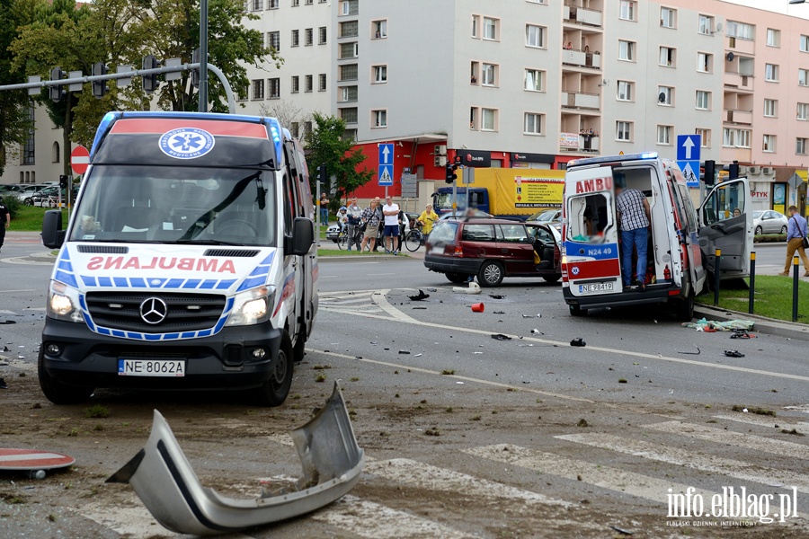 Zderzenie karetki na sygnale z osobwk. Jedna osoba nie yje, sze jest rannych, fot. 18