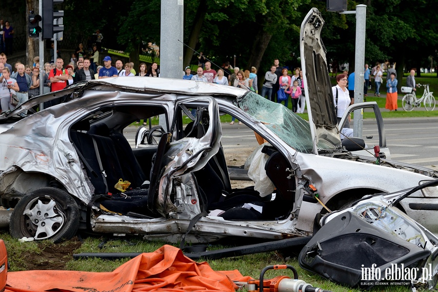 Zderzenie karetki na sygnale z osobwk. Jedna osoba nie yje, sze jest rannych, fot. 20