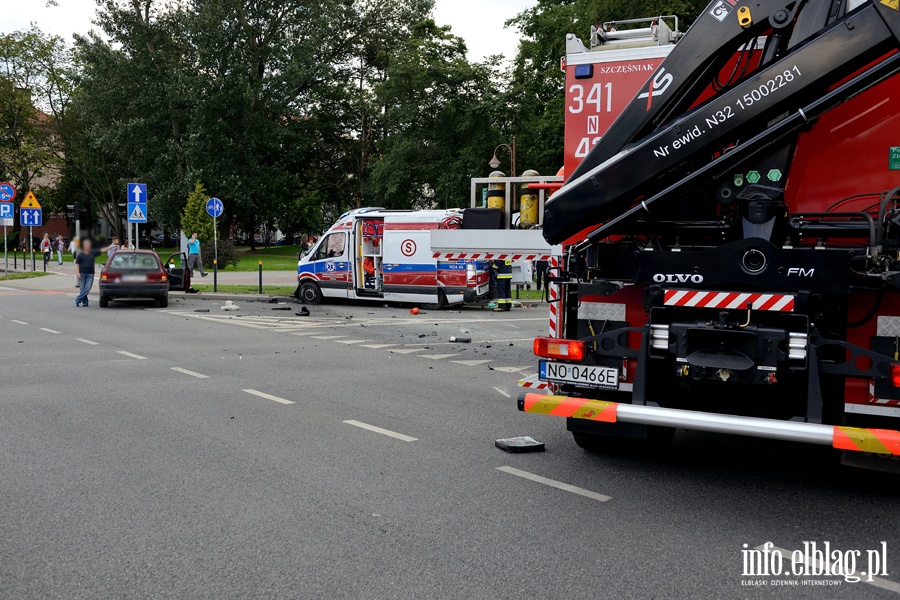 Zderzenie karetki na sygnale z osobwk. Jedna osoba nie yje, sze jest rannych, fot. 21