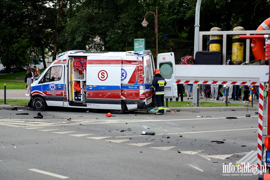 Zderzenie karetki na sygnale z osobwk. Jedna osoba nie yje, sze jest rannych, fot. 22