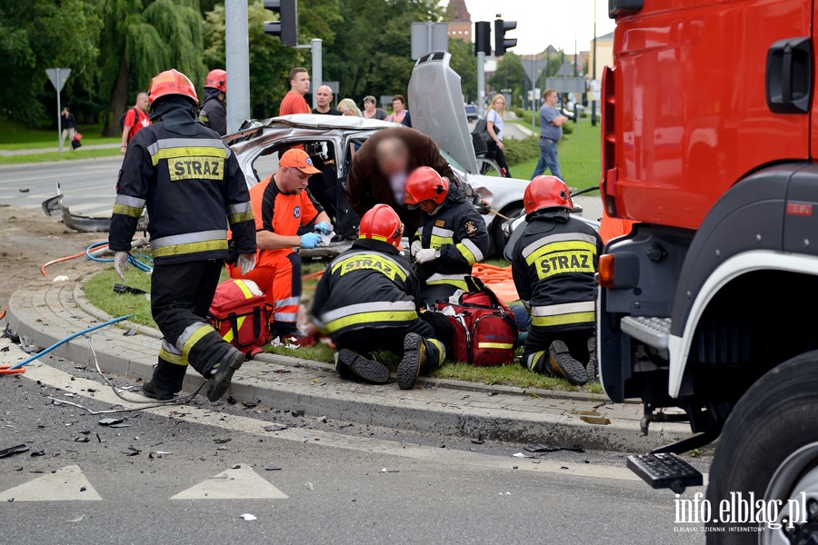 Zderzenie karetki na sygnale z osobwk. Jedna osoba nie yje, sze jest rannych, fot. 23