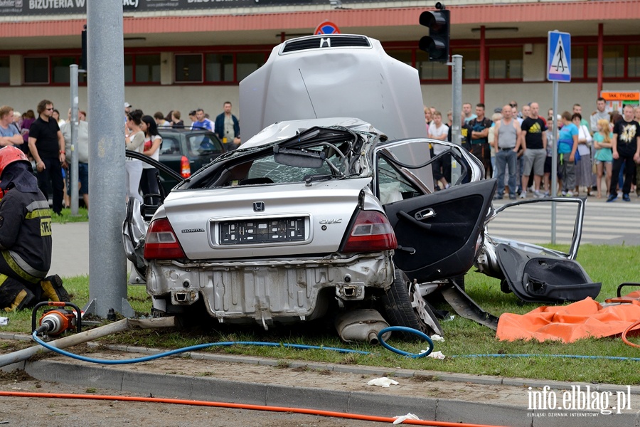 Zderzenie karetki na sygnale z osobwk. Jedna osoba nie yje, sze jest rannych, fot. 24