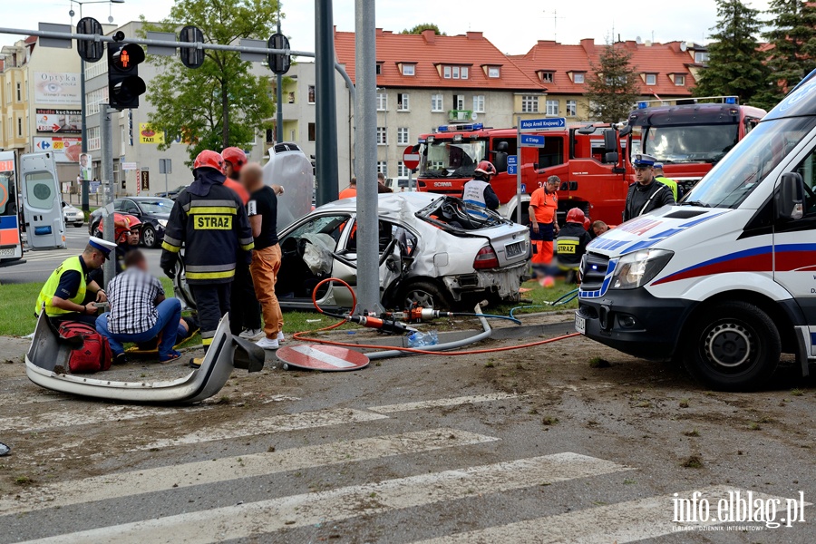 Zderzenie karetki na sygnale z osobwk. Jedna osoba nie yje, sze jest rannych, fot. 25