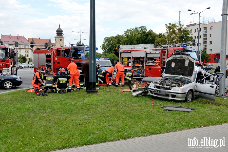 Zderzenie karetki na sygnale z osobwk. Jedna osoba nie yje, sze jest rannych, fot. 26