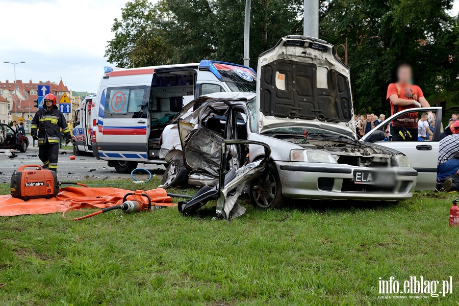 Zderzenie karetki na sygnale z osobwk. Jedna osoba nie yje, sze jest rannych, fot. 27