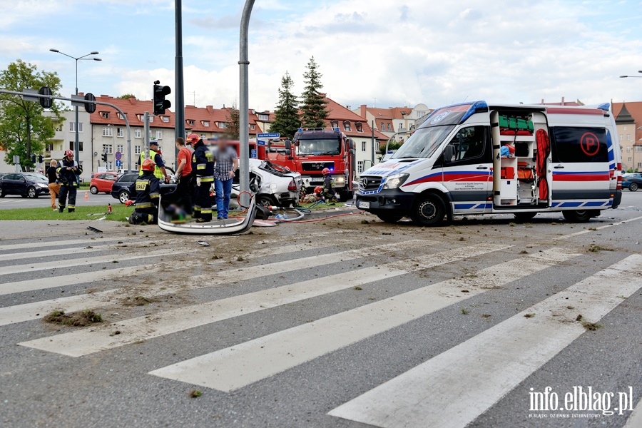 Zderzenie karetki na sygnale z osobwk. Jedna osoba nie yje, sze jest rannych, fot. 28