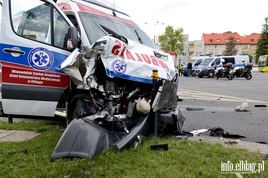 Zderzenie karetki na sygnale z osobwk. Jedna osoba nie yje, sze jest rannych, fot. 30