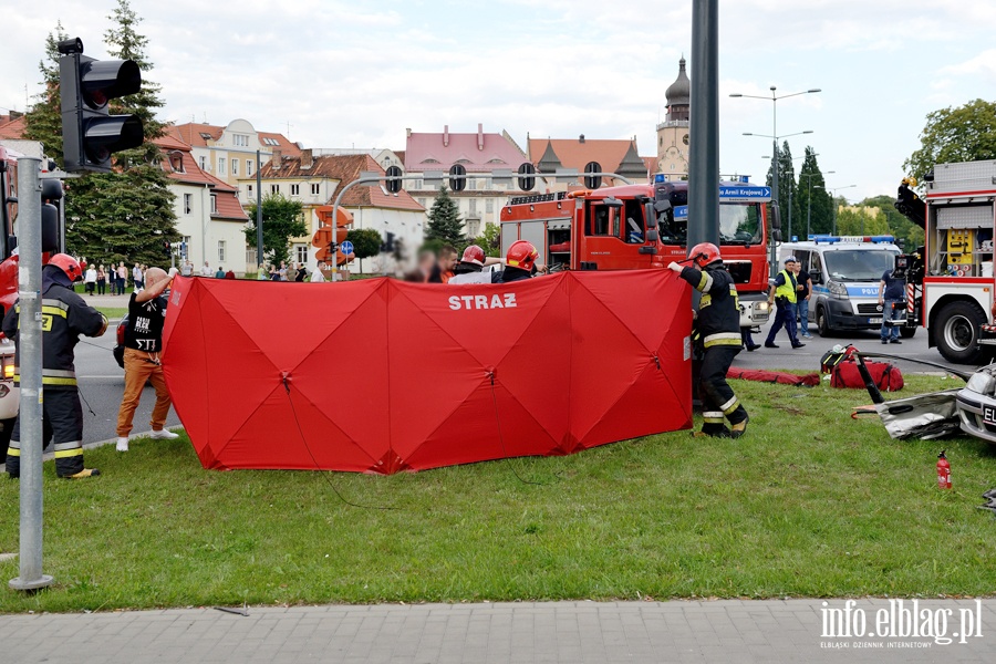 Zderzenie karetki na sygnale z osobwk. Jedna osoba nie yje, sze jest rannych, fot. 31