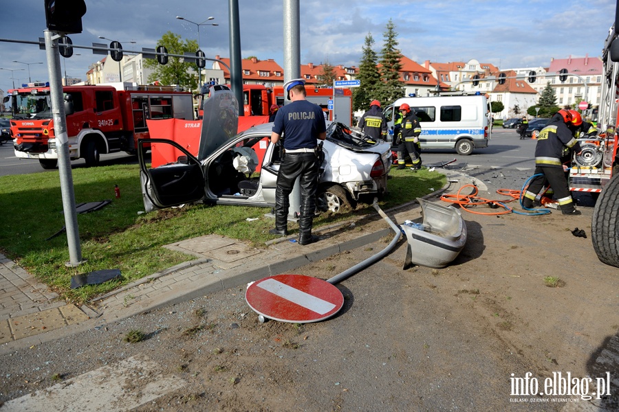 Zderzenie karetki na sygnale z osobwk. Jedna osoba nie yje, sze jest rannych, fot. 32