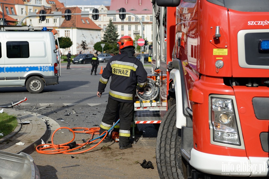 Zderzenie karetki na sygnale z osobwk. Jedna osoba nie yje, sze jest rannych, fot. 33