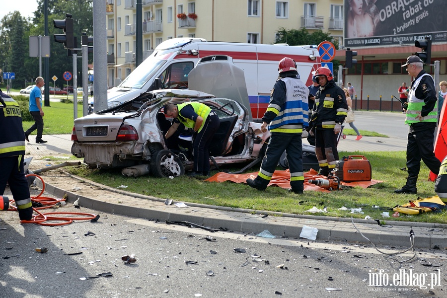 Zderzenie karetki na sygnale z osobwk. Jedna osoba nie yje, sze jest rannych, fot. 34