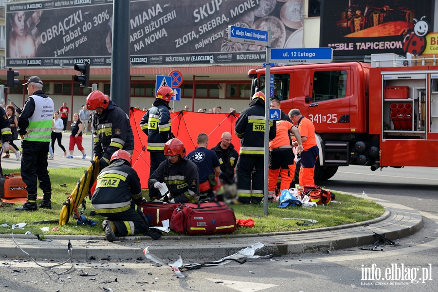 Zderzenie karetki na sygnale z osobwk. Jedna osoba nie yje, sze jest rannych, fot. 35