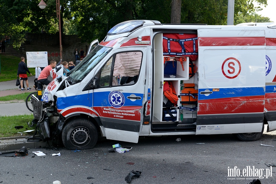 Zderzenie karetki na sygnale z osobwk. Jedna osoba nie yje, sze jest rannych, fot. 36