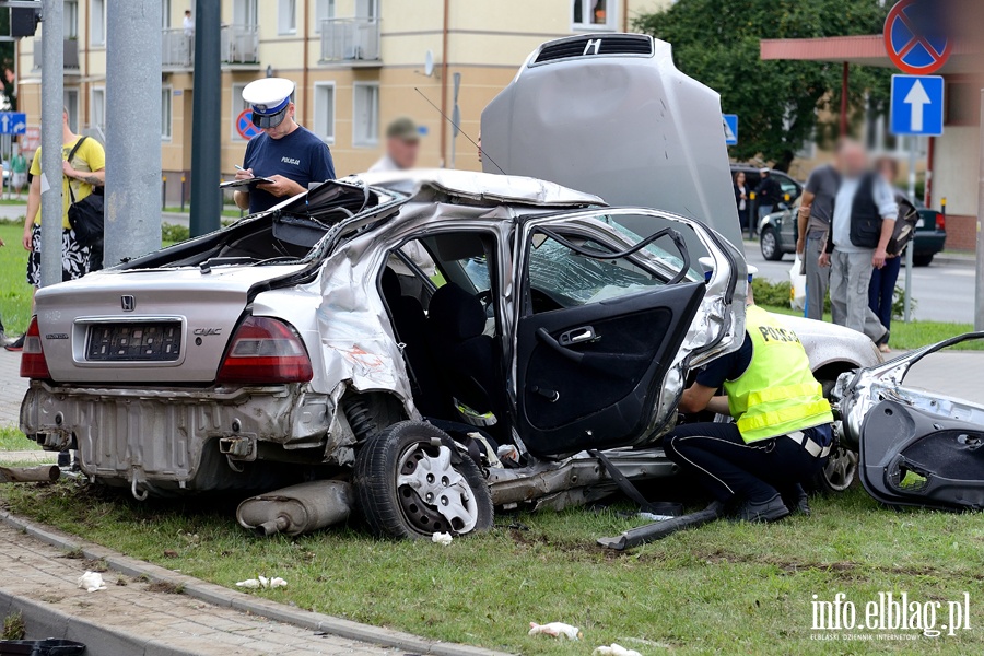 Zderzenie karetki na sygnale z osobwk. Jedna osoba nie yje, sze jest rannych, fot. 37