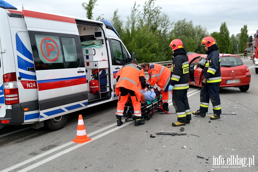 Wypadek przed mostem Unii Europejskiej. Dwie osoby ranne, fot. 10