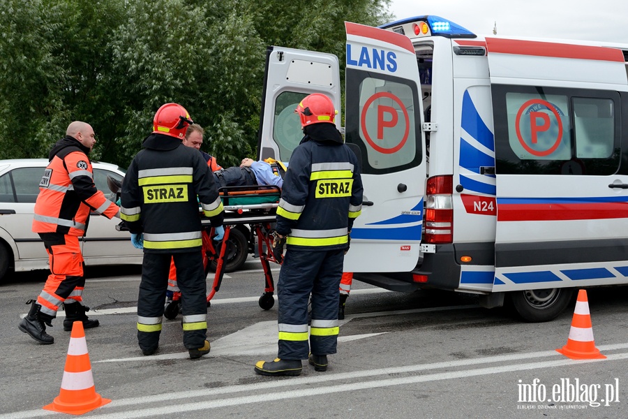 Wypadek przed mostem Unii Europejskiej. Dwie osoby ranne, fot. 17