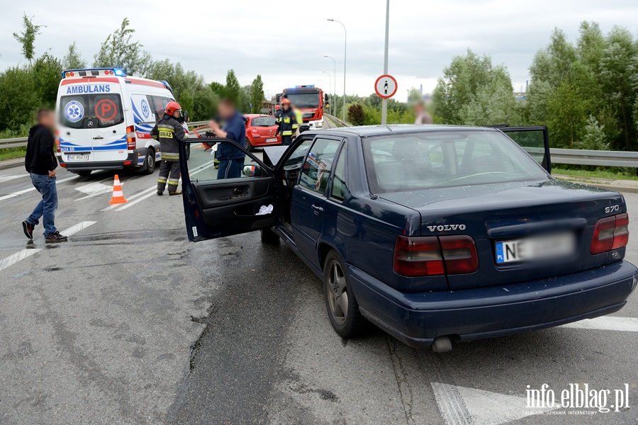 Wypadek przed mostem Unii Europejskiej. Dwie osoby ranne, fot. 18