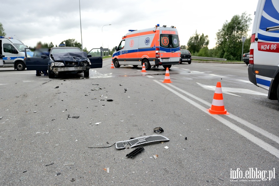 Wypadek przed mostem Unii Europejskiej. Dwie osoby ranne, fot. 21