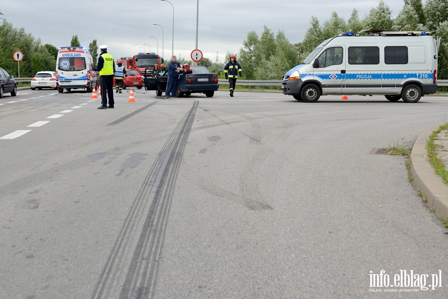 Wypadek przed mostem Unii Europejskiej. Dwie osoby ranne, fot. 22