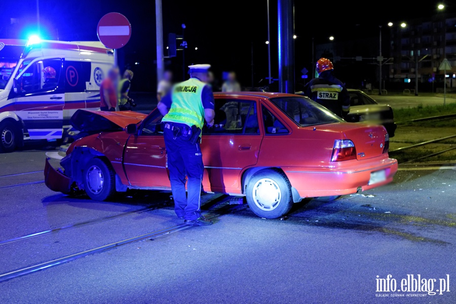 Wypadek na skrzyowaniu ul. Nowowiejskiej z 12 Lutego. Jedna poszkodowana osoba w szpitalu, fot. 2