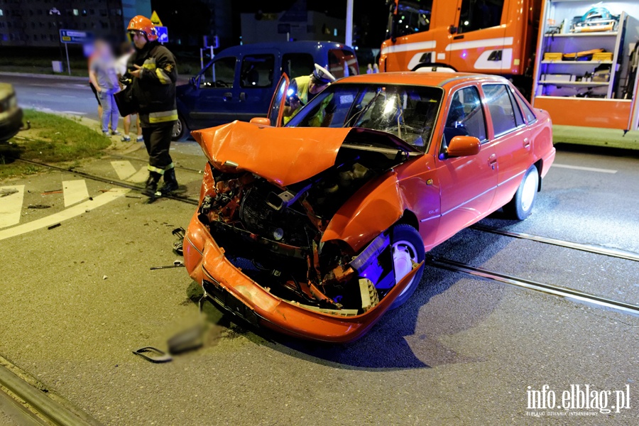 Wypadek na skrzyowaniu ul. Nowowiejskiej z 12 Lutego. Jedna poszkodowana osoba w szpitalu, fot. 3