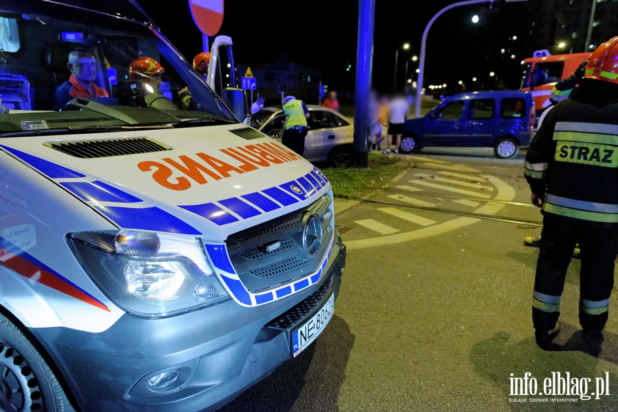 Wypadek na skrzyowaniu ul. Nowowiejskiej z 12 Lutego. Jedna poszkodowana osoba w szpitalu, fot. 4