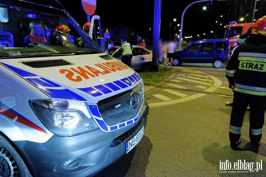 Wypadek na skrzyowaniu ul. Nowowiejskiej z 12 Lutego. Jedna poszkodowana osoba w szpitalu, fot. 4