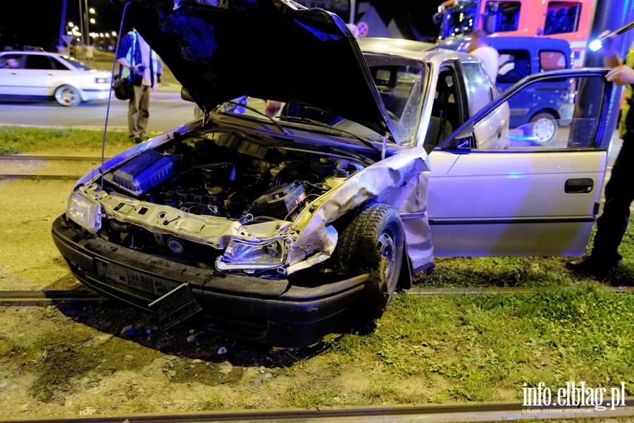 Wypadek na skrzyowaniu ul. Nowowiejskiej z 12 Lutego. Jedna poszkodowana osoba w szpitalu, fot. 5