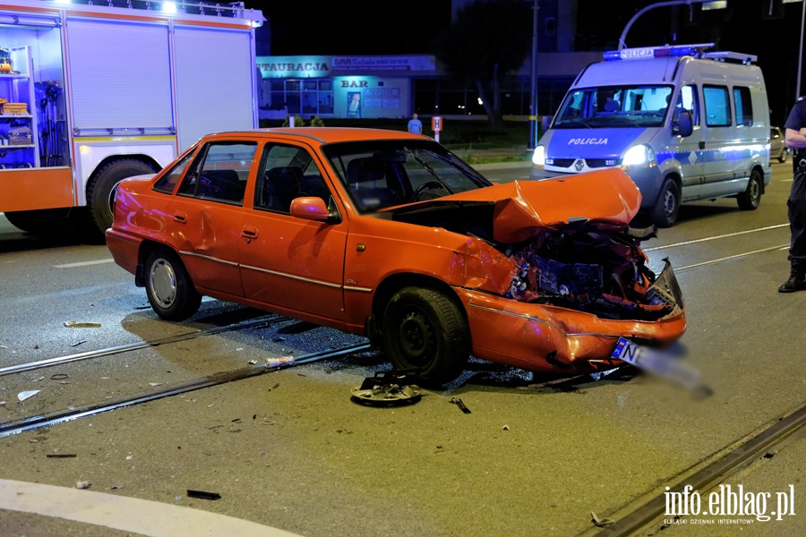 Wypadek na skrzyowaniu ul. Nowowiejskiej z 12 Lutego. Jedna poszkodowana osoba w szpitalu, fot. 6