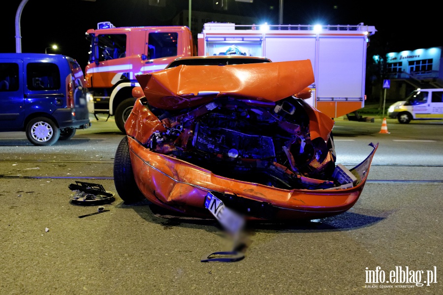 Wypadek na skrzyowaniu ul. Nowowiejskiej z 12 Lutego. Jedna poszkodowana osoba w szpitalu, fot. 7