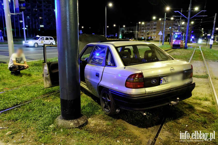 Wypadek na skrzyowaniu ul. Nowowiejskiej z 12 Lutego. Jedna poszkodowana osoba w szpitalu, fot. 8