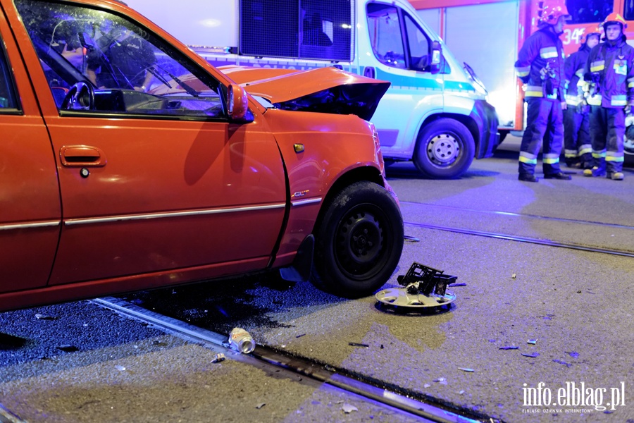 Wypadek na skrzyowaniu ul. Nowowiejskiej z 12 Lutego. Jedna poszkodowana osoba w szpitalu, fot. 9