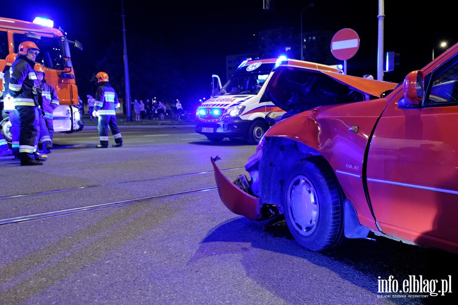 Wypadek na skrzyowaniu ul. Nowowiejskiej z 12 Lutego. Jedna poszkodowana osoba w szpitalu, fot. 10