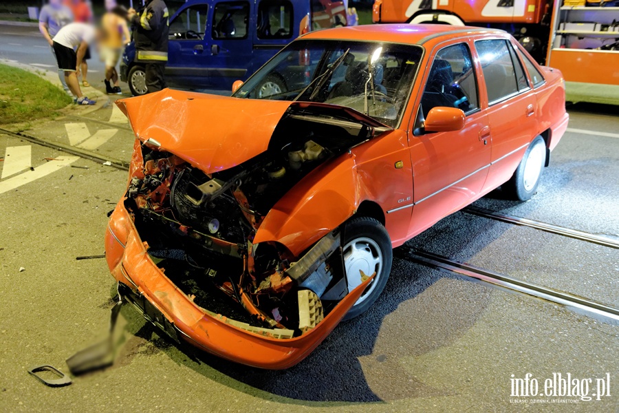 Wypadek na skrzyowaniu ul. Nowowiejskiej z 12 Lutego. Jedna poszkodowana osoba w szpitalu, fot. 11